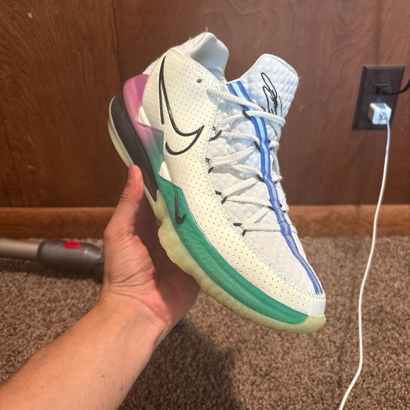 Nike LeBron 17 Low glow in the dark size 10.5 - Picture 1 of 5